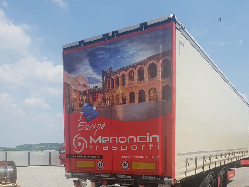 Semirimorchi ribassati con capacità interna fino a 3 metri di altezza.