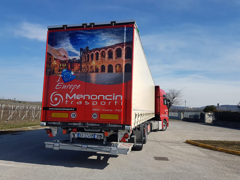 semirimorchi con sponda idraulica.